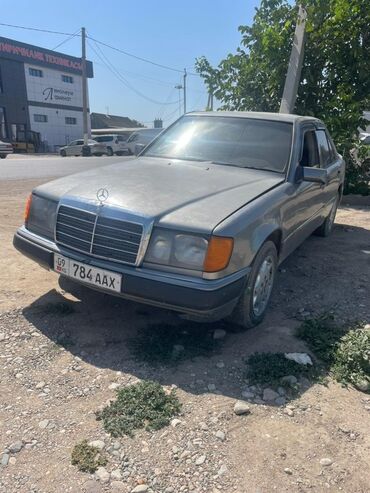 глушитель на трактор: Классический седан Mercedes-Benz E-Class W124, представленный в сером