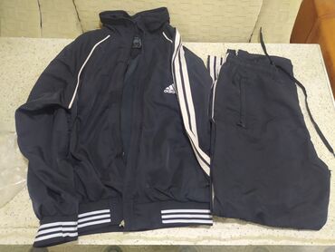 Maskalar, eynəklər: Adidas markalı qara rəngli idman kostyumu. Bu kostyum gödəkçə və