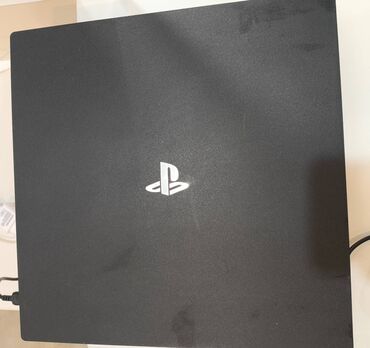 PS4 (Sony Playstation 4): Yaxşı vəziyyətdədi içində 10-a yaxın məşur oyunlardan var proşivkalı — 5