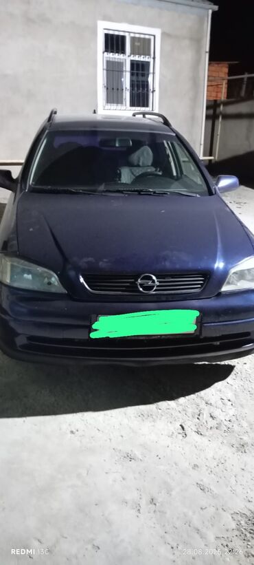 s class güzgüləri: Göydənmavi rəngdə Opel Astra universal, funksional dam reylsləri ilə