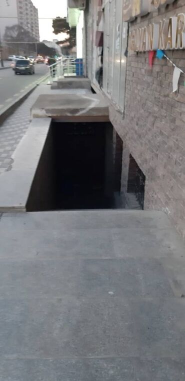 Kommersiya daşınmaz əmlakının satışı: Xırdalanda Ümumi sahəsi 800 kvm 4 mətəbəli obyekt satılır. Hazırda — 12