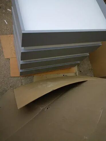 Komode: Pult 12 Materijal i Dekor: Izrađuje se od univera debljine 18mm u — 15