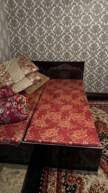 купить мусорные баки: Две односпальные кровати с матрасами, выполненные в едином стиле