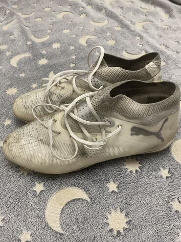 обувь 35 размера: Футбольные бутсы Puma Future белого цвета носил всего месяц и брал