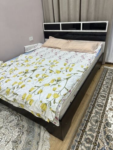кухынный угалок: Кровать двухспальная с черным изголовьем и светлой рамой. Изголовье