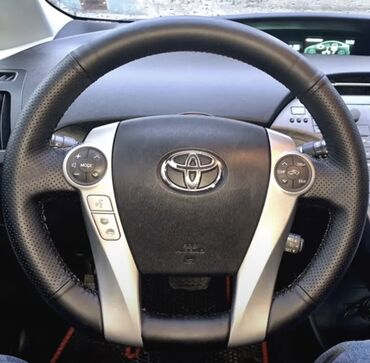 deri oturacaq uzlukleri: Toyota prius markalı avtomobillər üçün dəri sükan örtüyü. Qara rəngdə