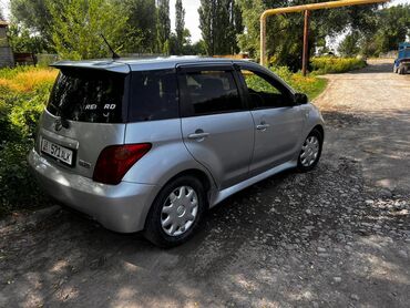 Toyota: Toyota Ist – компактный городской автомобиль серебристого цвета