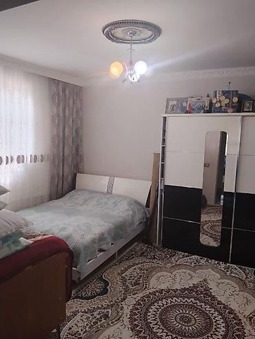 gencede ev: Ev 4 sotda yerləşir, kolidor tipli,1 zal3 yataq otağı, mətbəx, hamam — 8