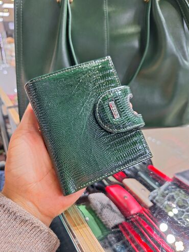 Кошельки: Компактный женский кошелёк с кнопочной застёжкой. Особенности: - — 4