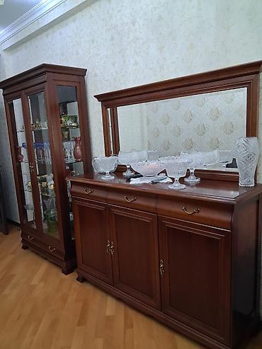 Klassik üslubda qonaq otağı mebel dəsti Tərkibi: - Vitrin şkaf: şüşə