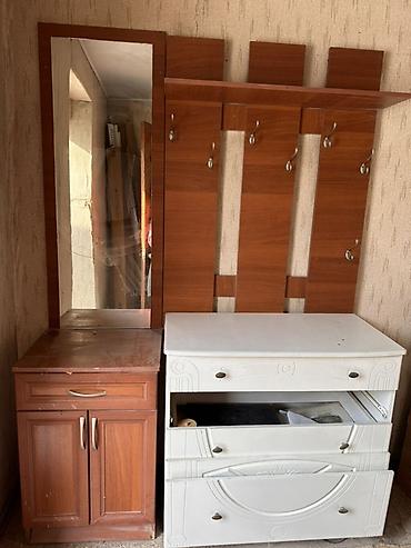 обувница пластиковая: Прихожая комплектом: панель с крючками, зеркало, тумба (комод белый — 2