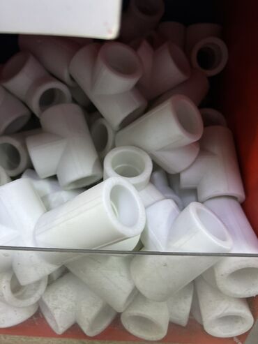 фитинги для пластиковых труб: Тройник, Материалы: Пластик