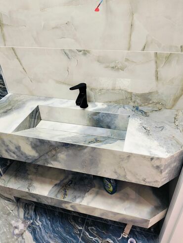 Moydadırlar: Mərmər effektli, düzbucaqlı formalı, qara rəngli dolablı asma tualet — 6