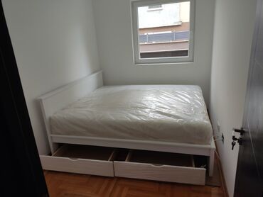 Kreveti: Beli jednokrevetni krevet, idealan za dečije ili manje spavaće sobe — 2