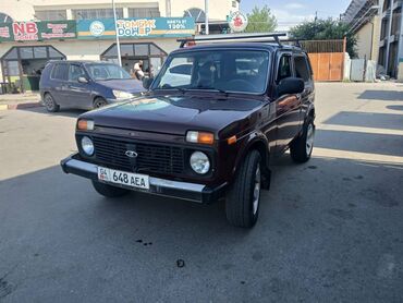мотор нива 1.7 карбюратор купить: Автомобиль Лада Нива темно-бордового цвета, оснащенный багажником на