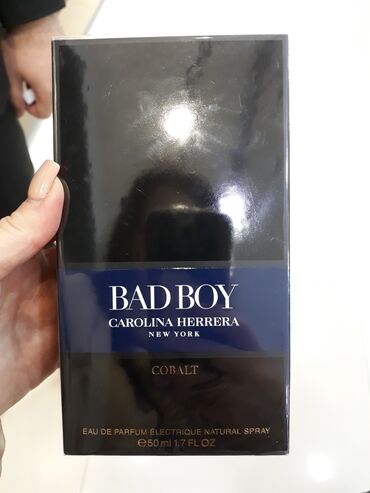 Ətriyyat: CAROLİNA HERRERA brendine məxsus kişi parfümü: BAD BOY COBALT, 50 ml