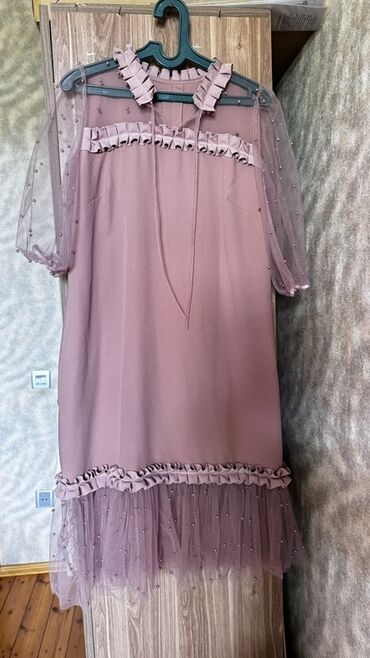 Pudra-çəhrayı rəngdə zərif qadın paltarı. - Model: A-kəsim, dizə
