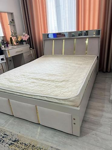 Кровати: Двуспальная кровать с мягким изголовьем и декоративными вставками - — 2