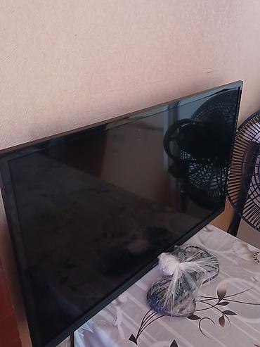 Televizorlar: LED televizor, təxminən 32–40 düym ekran ölçüsü (nazik çərçivə) — 3