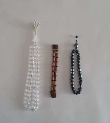 Təsbehlər: Üç fərqli təsbeh dəsti. Bir dəstə şəffaf muncuqlar, bir dəstə taxta