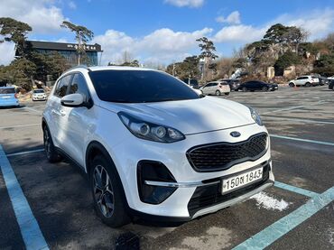 расрочка афто: Белый внедорожник Kia Sportage с четырьмя дверями, оснащенный литыми