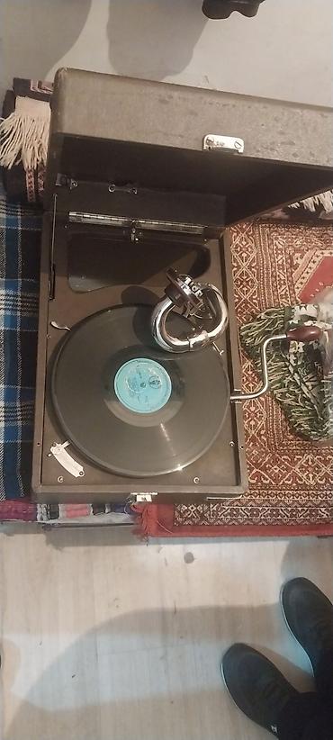 gramafon: Mexanik qrammofon – portativ, əl ilə fırladılan model - Korpus — 1