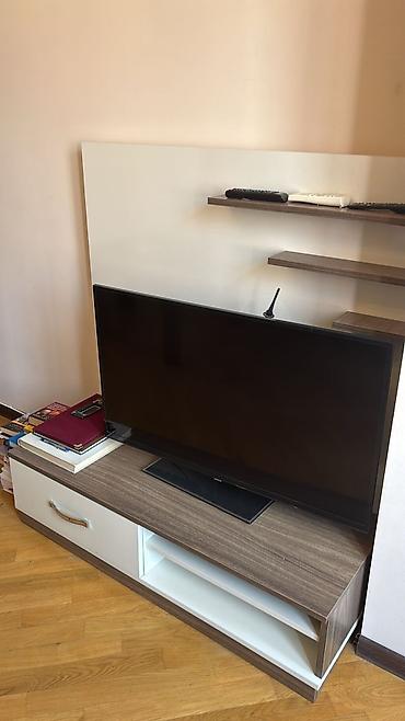 TV stendi və divar paneli dəsti - Modern dizayn: ağ parlaq panel və