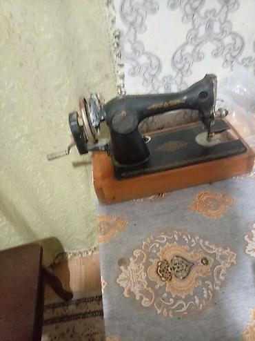 Köhnə tip əl ilə fırladılan tikiş maşını - Korpus: tökmə metal gövdə