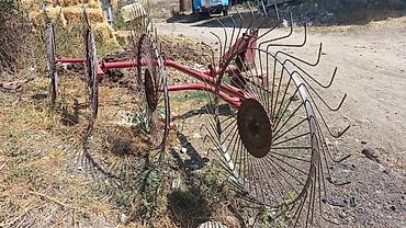 uc təkərli: Bu ot dırmığı kənd təsərrüfatı işlərində otları yığmaq və səliqəyə — 1