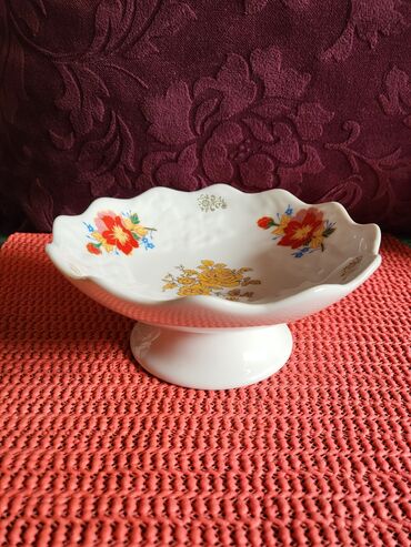 Stare vaze i dekor: Porcelanska nova,vintaz bombonijera. Visina. 6,5cm — 1