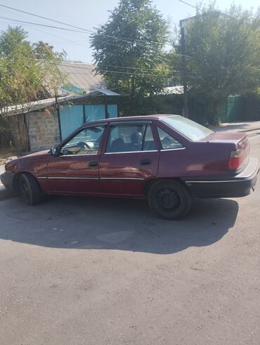 диск на некси: Легковой автомобиль Daewoo Nexia темно-красного цвета, представленный