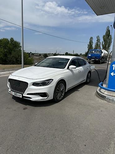 Продажа авто: Белый седан бизнес‑класса с выразительной решёткой радиатора — 1