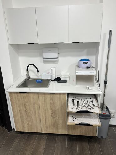 Другое оборудование для салонов красоты: Маникюрный стол Полки под лаки Лабораторный шкаф Шкаф под сухожар — 10