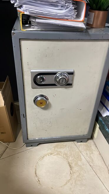 Сейф заводской есть ключ и пароль