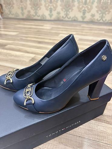 Tuflilər: Tommy Hilfiger qadın ayaqqabıları – dəst 1) Klassik qara hündürdaban — 2