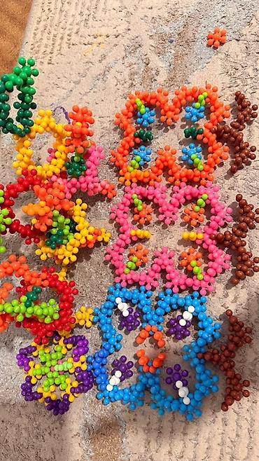 Модульные покрытия, пазлы: Конструктор «Снежинки» из разноцветных пластиковых деталей в одном — 8