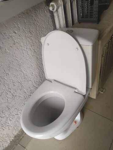 Унитазы и комплектующие: Ушул унитаз сатылат абалы жакшы