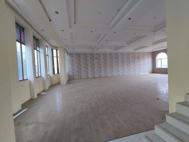 Digər kommersiya daşınmaz əmlakı: Heyder eliyev prospektində mərkəzdə, 3 mərtəbəli, obyekt icareye — 8