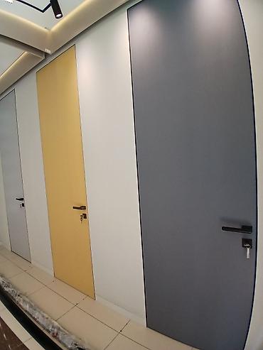 Qapılar və aksessuarlar: Gizli qapı sistemləri – divarla eyni səthdə, çərçivəsiz “flush” dizayn — 3