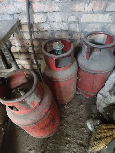 где поменять газовый баллон: Три красных газовых баллона, предназначенные для хранения и