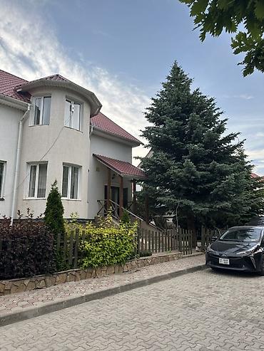 мансара: Просторный коттедж с ухоженным участком и крытой зоной — 1