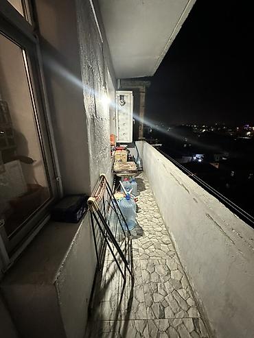 Köhnə tikili: 5 mərtəbəli daş binada mənzil. Geniş, işıqlı həyət, gecə — 14