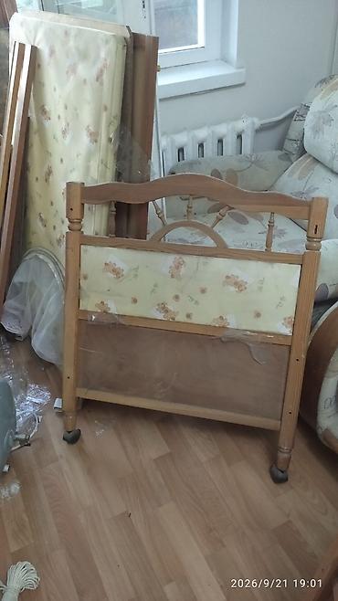 матрас для каляски: Детский комплект: коляска и деревянная кроватка Коляска: - — 2
