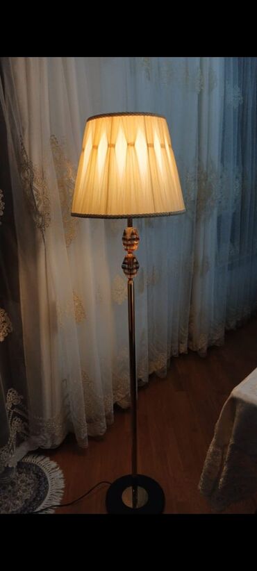 bi led lupa: Ayaq hissəsi qranitdəndir və xrustal detalları var. Dəyərindən aşağı