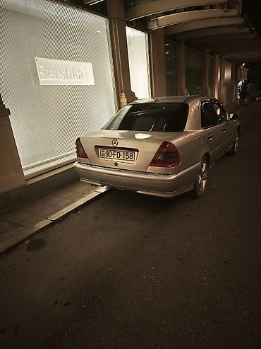 mercedes benz e class w211: Mercedes-Benz sedan, gümüşü rəng. Nömrə: 90-FO-158 (AZ). Klassik — 4