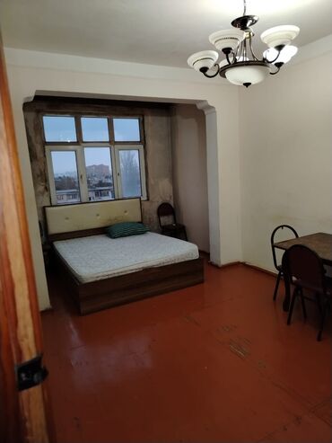 Uzunmüddətli kirayə mənzillər: Memar ecemi metrosuna yaxin 5/5 mertebesi de 2 otaqli ev 400 — 1