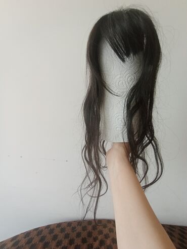 Saç aksesuarları: Yenitəbii, saçqıransız, boyasız tepelik satılır . Uzundur