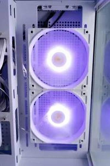 Ostali kompjuterski delovi: Kompjutersko kućište – kubni/micro-ATX format sa staklenim panelima i — 16