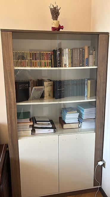 Şüşə vitrinli kitab şkafı - Üst hissə: 2 səviyyəli şüşə sürgülü