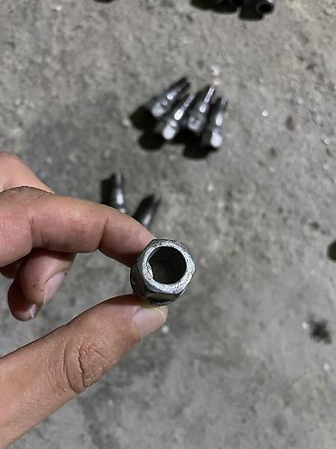 r17 disklər: Lada vaz disk saybasi ve boltlari satilir Saybanin birinde ortadan cat — 2